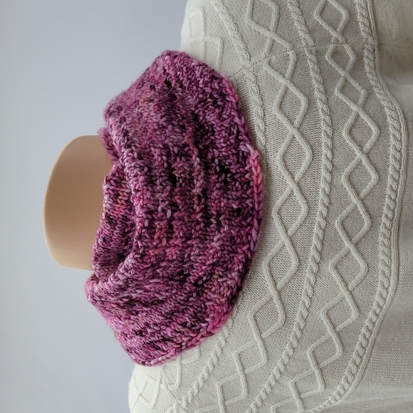 🟣HAND-KNIT Pink Marble Cowl - Picture 6 of 7
